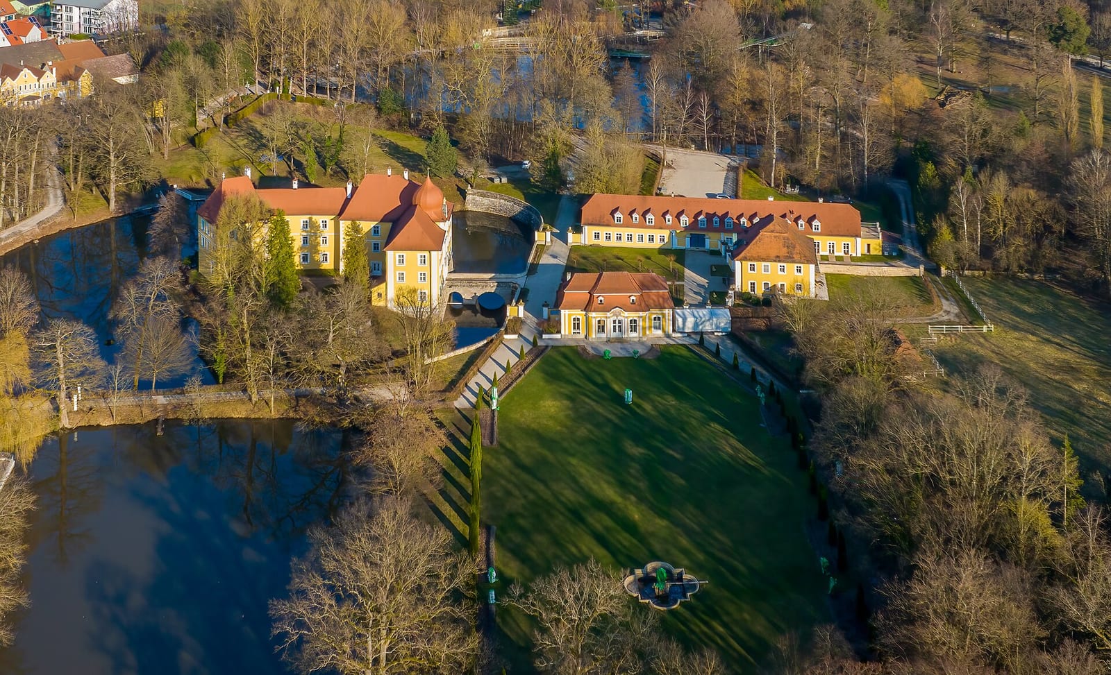 Luftbild von Schloss Thurn bei Heroldsbach mit dem umgebenden Parkgelände